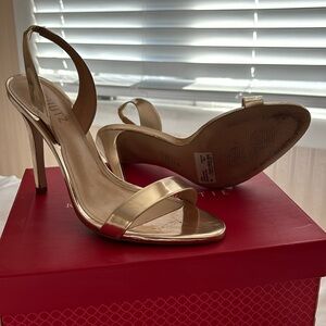 Worn once for a wedding. 3 hours  of wear!